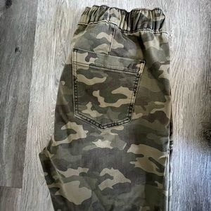 Size 8, Camo American Eagle Pants